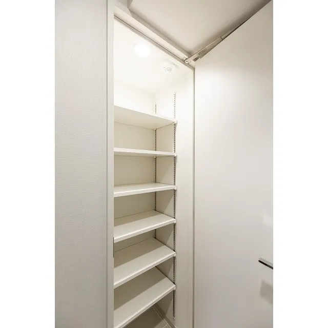 Comforia Morishita Riverside - Interior - ["Shelf", "Furniture", "Cabinetry"]