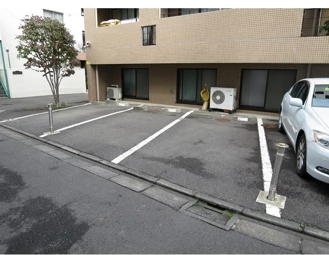 Hills Sanei - Exterior - ["Asphalt", "Parking", "Lane"]
