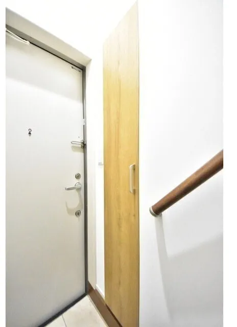 Covent Garden - Interior - ["Wood", "Door handle", "Door"]