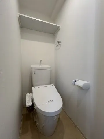 El Faro Otsuka IV - Interior - ["Toilet seat", "Plumbing fixture", "Toilet"]