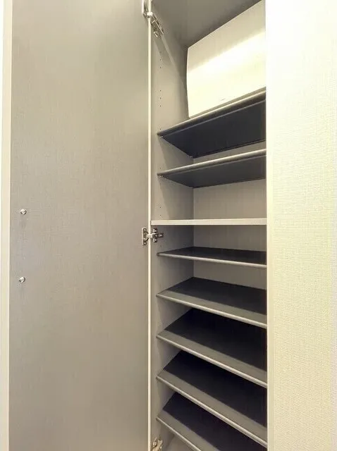 Comforia Liv Ueno - Interior - ["Shelving", "Shelf", "Grey"]