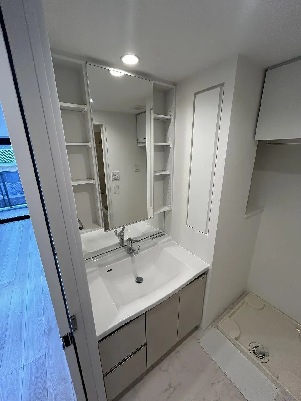 LiveCasa Nishidai - Interior - ["Mirror", "Tap", "Plumbing fixture"]