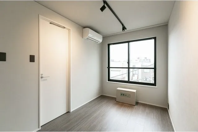 LEGALAND Yotsuya 3-Chome - Interior - ["Building", "Property", "Window"]