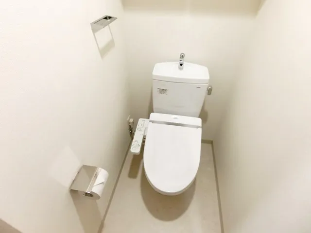 Genovia Ueno Sky Garden - Interior - ["Toilet seat", "Toilet", "Plumbing fixture"]