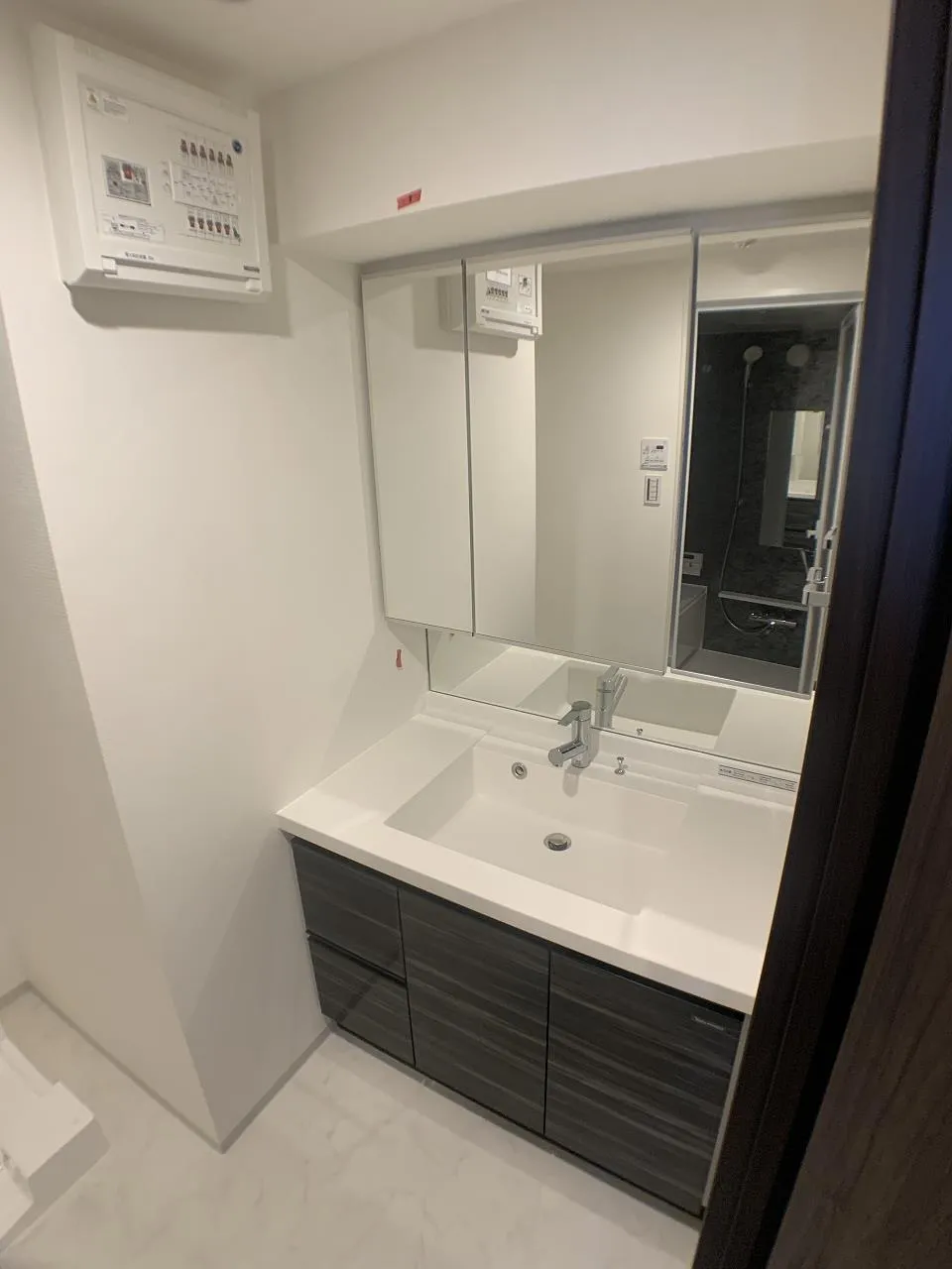 Gran Casa Ryogoku Verde - Interior - ["Mirror", "Sink", "Plumbing fixture"]