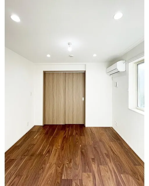 Covent Garden - Interior - ["Wood flooring", "Flooring", "Floor"]