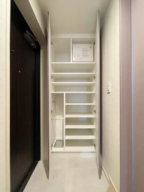 Geoent Asakusa Kaminarimon - Interior - ["Door", "Building", "Fixture"]