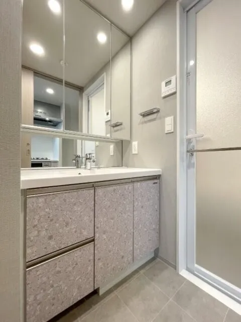 Royal Parks Ariake - Interior - ["Plumbing fixture", "Bathroom cabinet", "Flooring"]