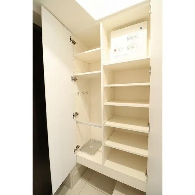 Rivere Shiba Park - Interior - ["Shelf", "Cabinetry", "Furniture"]