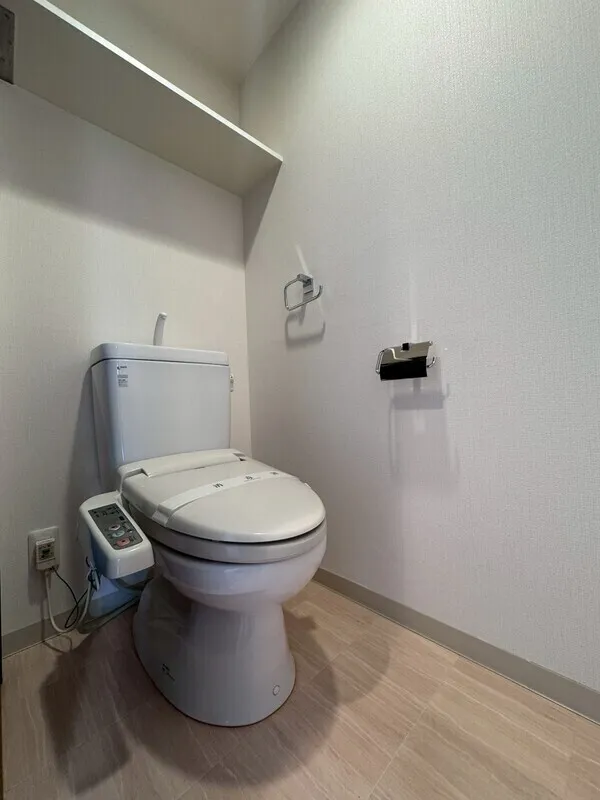 La Santé Hiroo - Interior - ["Toilet seat", "Toilet", "Plumbing fixture"]