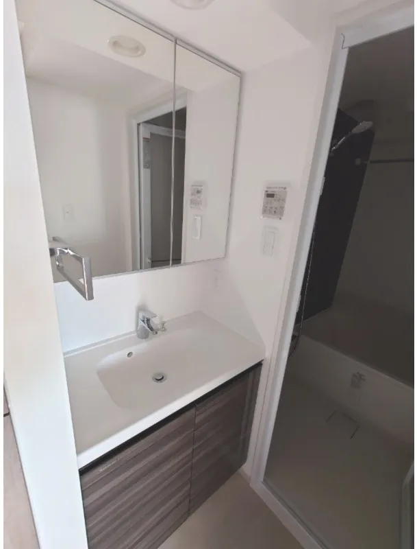 Belseed Higashijujo Twins B - Interior - ["Floor", "Flooring", "Plumbing fixture"]