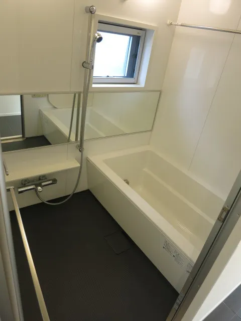 Residence Shirokane Park Front - Interior - ["Bathtub", "Window", "Fixture"]