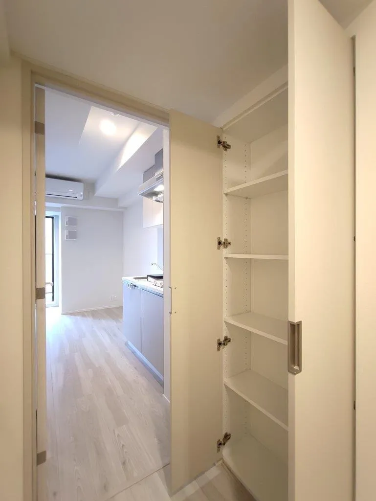 Cross Residence Takadanobaba - Interior - ["Flooring", "Floor", "Ceiling"]