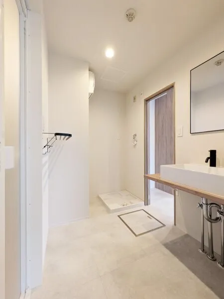 Hiroo GT Building - Interior - ["Flooring", "Floor", "Wall"]