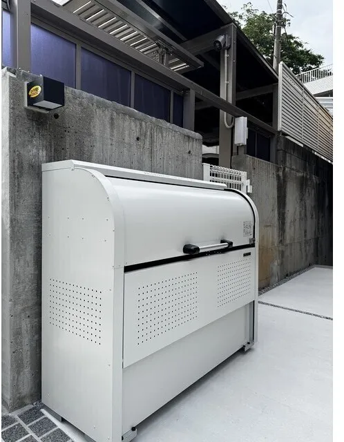 Claire Seta - Exterior - ["Metal", "Silver", "Steel"]