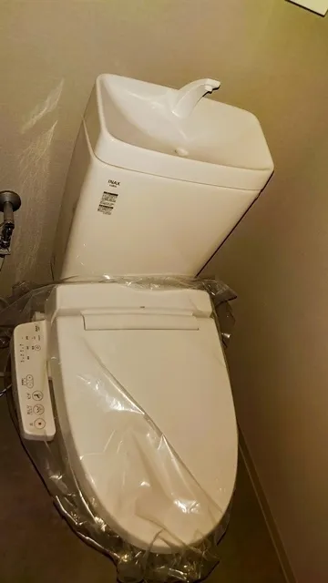 Royal Parks Shinagawa - Interior - ["Toilet seat", "Plumbing fixture", "Toilet"]