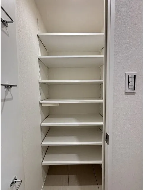 Asyl Court Nerima Nakamurabashi - Interior - ["Wood", "Shelving", "Shelf"]