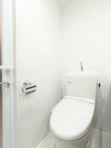 Tasukiri Shes Oshiage - Interior - ["Toilet seat", "Bathroom", "Toilet"]