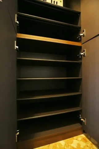 Phoenix Sasazuka Ichibankan - Interior - ["Shelving", "Wood stain", "Household hardware"]