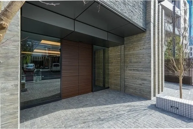 Lien Gotenyama - Exterior - ["Building", "Road surface", "Wood"]