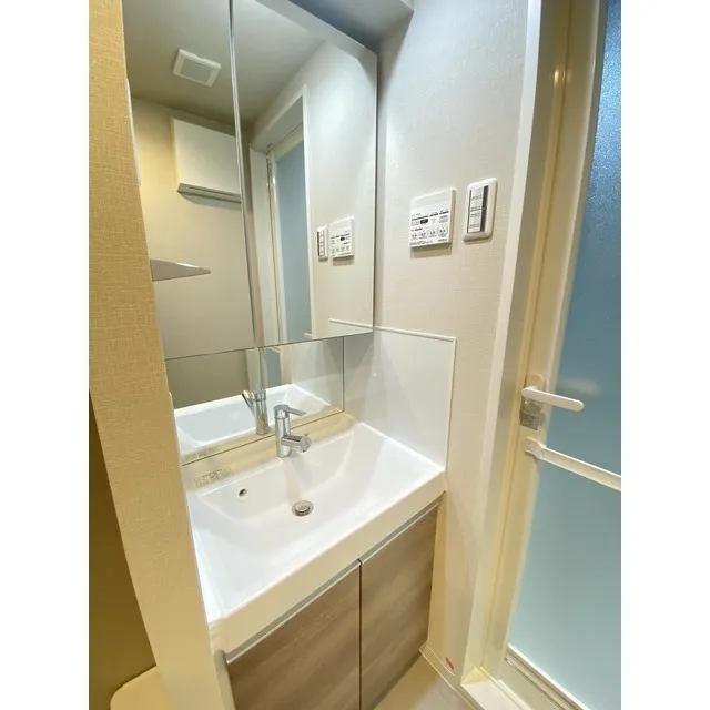 Comforia Higashioi I - Interior - ["Mirror", "Tap", "Plumbing fixture"]