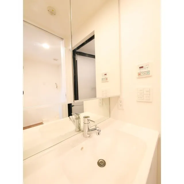 Comforia Shibuya West - Interior - ["Mirror", "Tap", "Plumbing fixture"]