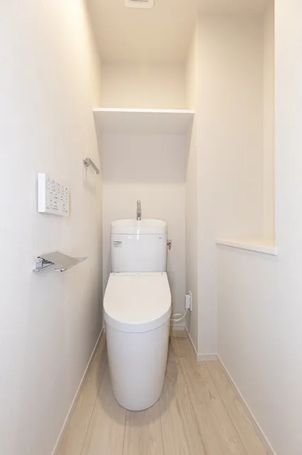 RJR Precia Higashijujo Garden - Interior - ["Toilet seat", "Flooring", "Plumbing fixture"]