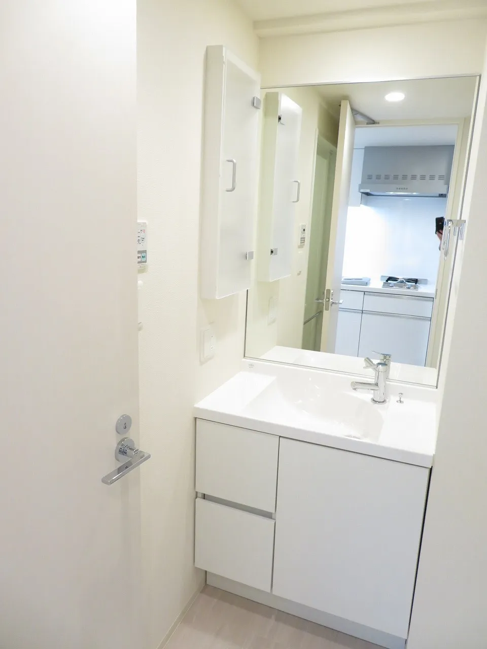 The Park Cross Monzen-Nakacho - Interior - ["Mirror", "Tap", "Sink"]