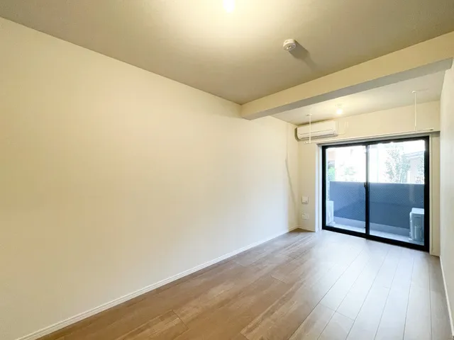 Preasvelta Minowa - Interior - ["Flooring", "Floor", "Ceiling"]
