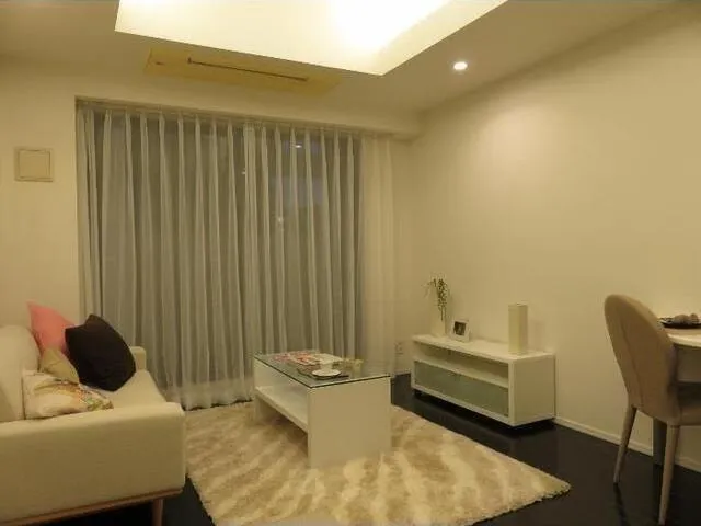 Primal Shinjuku Wakamatsucho - Interior - ["Table", "Couch", "Building"]