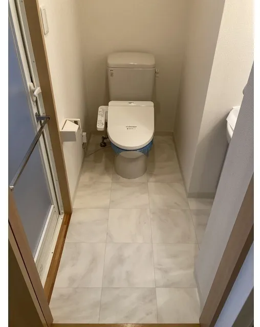 K2 - Interior - ["Toilet seat", "Toilet", "Plumbing fixture"]