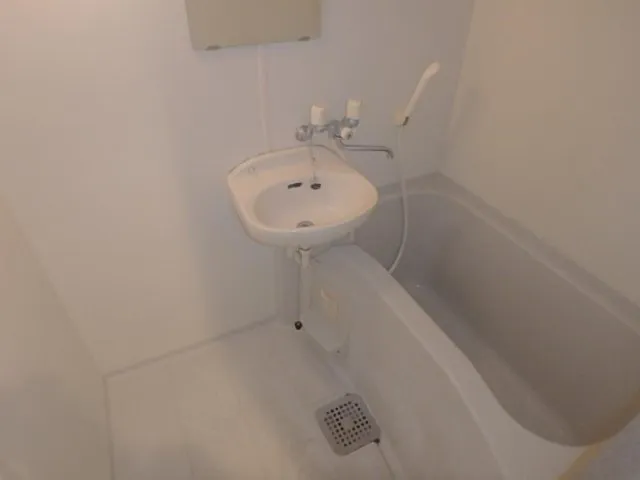 Sky Court Nihonbashi - Interior - ["Plumbing fixture", "Bathroom", "Flooring"]
