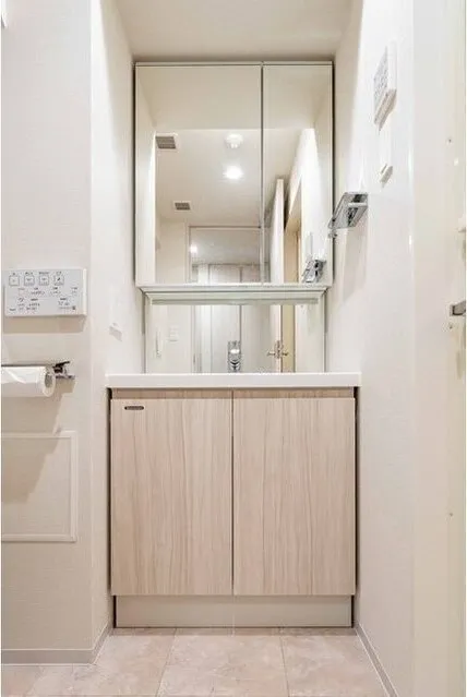 LUMIEC HONCHO WEST - Interior - ["Flooring", "Floor", "Bathroom cabinet"]