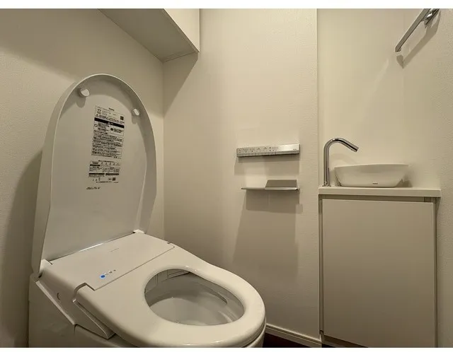 MATSU5588 - Interior - ["Toilet seat", "Plumbing fixture", "Toilet"]