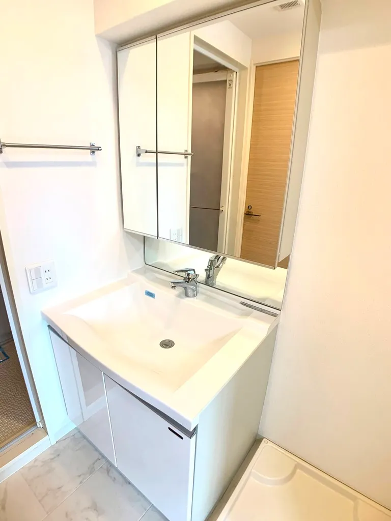 KDX Residence Oyama - Interior - ["Mirror", "Tap", "Bathroom sink"]