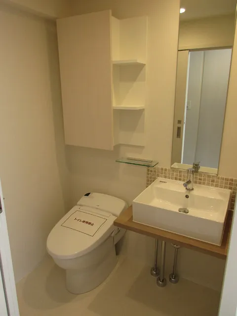 Belle Vue Shimbashi - Interior - ["Mirror", "Property", "Sink"]