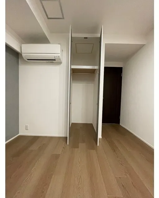 LOOP-M - Interior - ["Wood", "Fixture", "Flooring"]