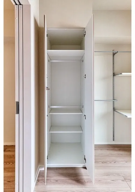 Lefon Progres Akabane Marks - Interior - ["Wood", "Flooring", "Cupboard"]