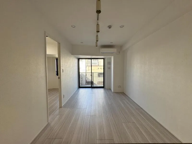 LUMIEC un Iriya - Interior - ["Flooring", "Floor", "Ceiling"]