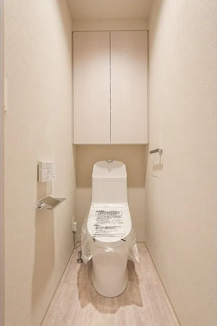 Season Flats Omorinishi - Interior - ["Toilet seat", "Toilet", "Flooring"]