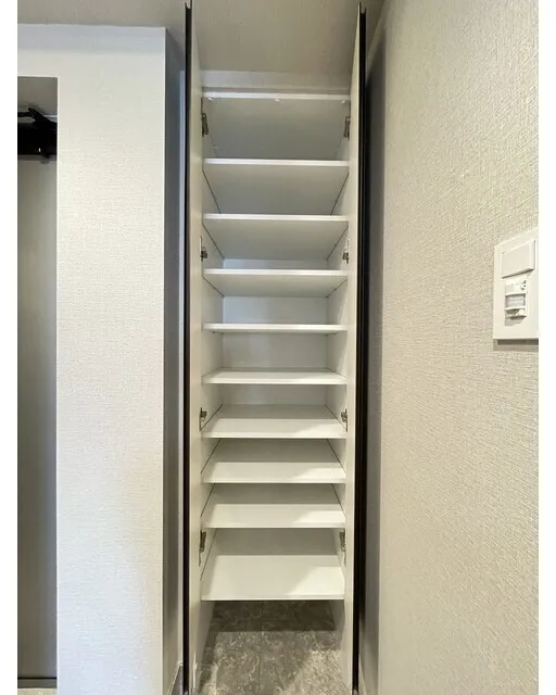 Comforia Liv Kayabacho - Interior - ["Wood", "Shelving", "Grey"]