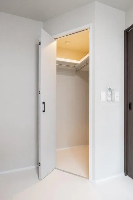 Zweite Kotake Mukaihara - Interior - ["Building", "Door", "Fixture"]