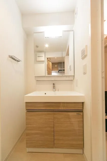 Serije Ikejiri Ohashi - Interior - ["Mirror", "Bathroom cabinet", "Cabinetry"]