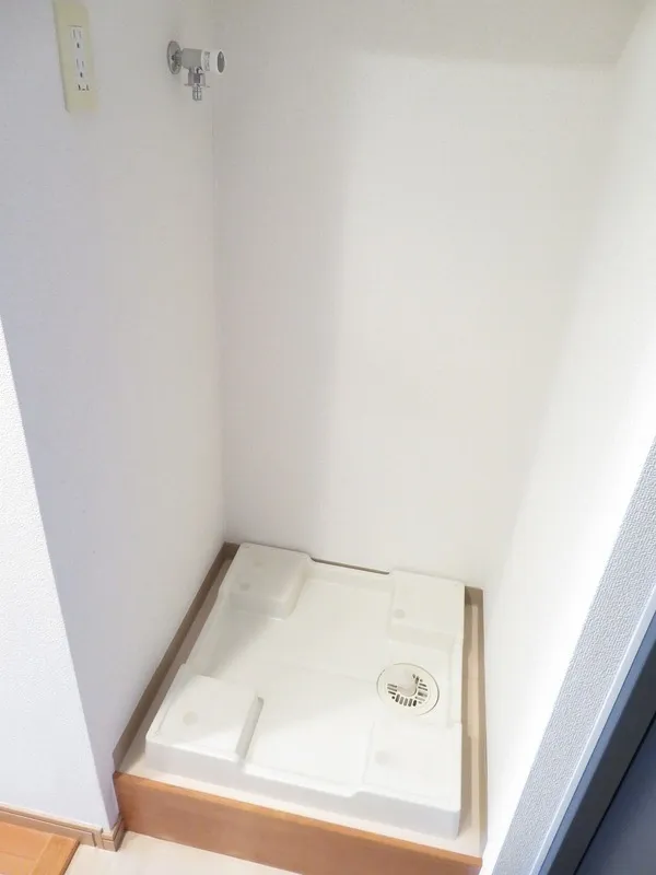 Prime Urban Nishi-Ojima - Interior - ["Wood", "Flooring", "Floor"]