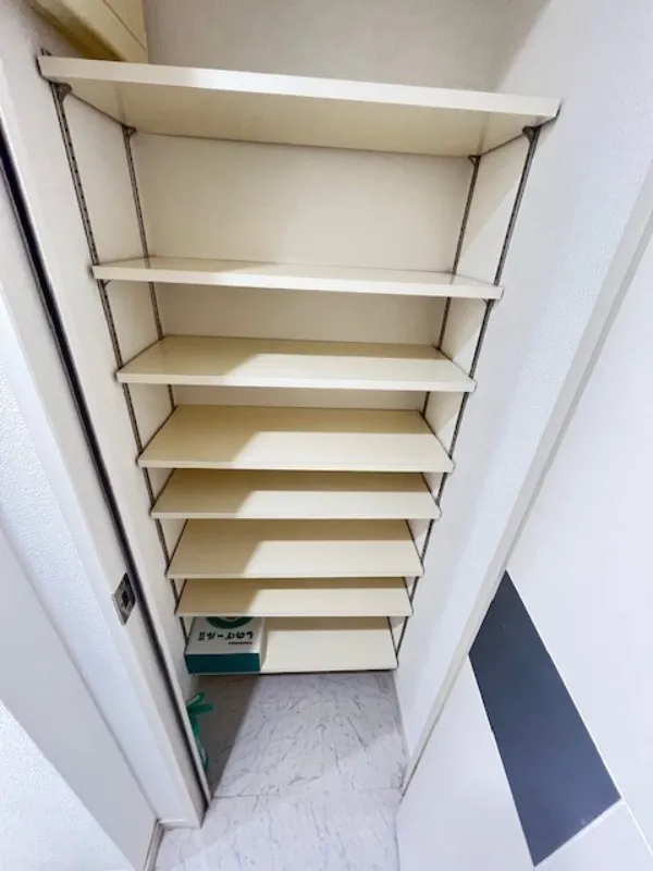 Premier Stage Komagome - Interior - ["Wood", "Shelving", "Flooring"]