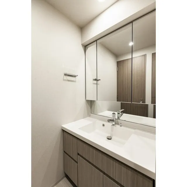 Doue Tsukishima II - Interior - ["Mirror", "Tap", "Bathroom cabinet"]