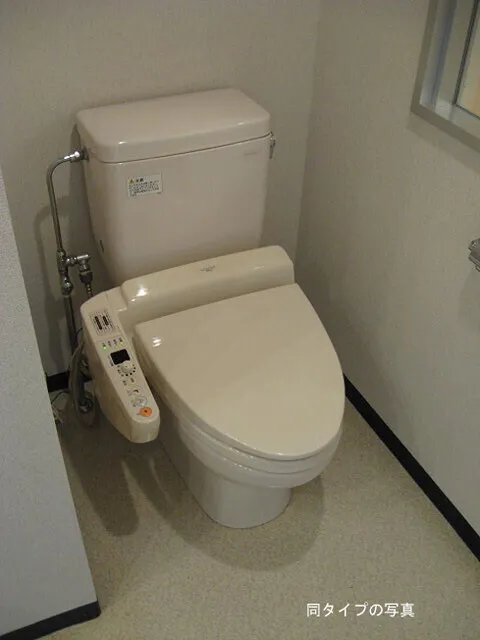 Comforia Oyama - Interior - ["Toilet seat", "Toilet", "Fluid"]