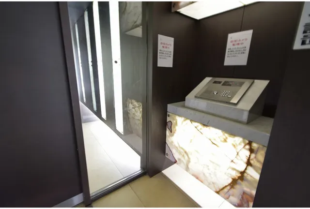 Castalia Shinjuku - Interior - ["Floor", "Glass", "Transparency"]