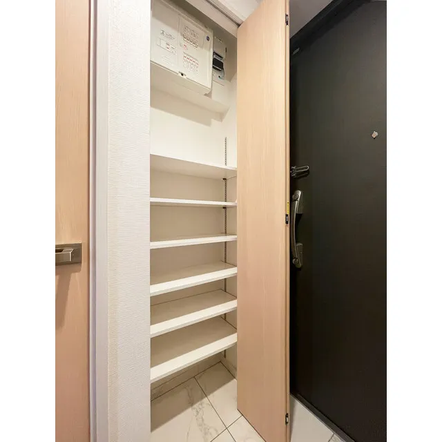 Lien Nishigotanda - Interior - ["Door", "Fixture", "Wood"]