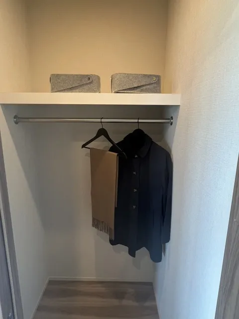 Geoent Shirokanedai - Interior - ["Wood", "Flooring", "Grey"]